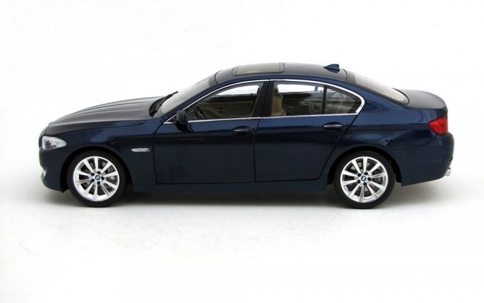 Arányos, szép limuzinforma némi krómmal feldobva