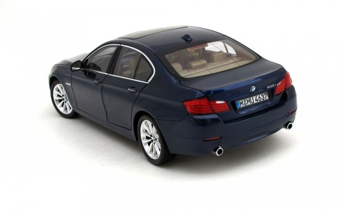 Éles fény-árnyék vonal, hokiütő, L alakú lámpák, cápauszony antenna. Szép dolog a hagyományőrzés!