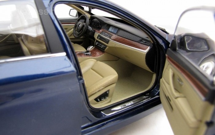 A kesztyűtartó kilincse valahogy kimaradt