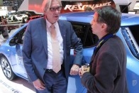 Francois Bancon, a Nissan alternatív hajtású autók fejlesztéséért felelős igazgatója nyilatkozik a vezess.hu-nak az új, átdolgozott Leaf mellett