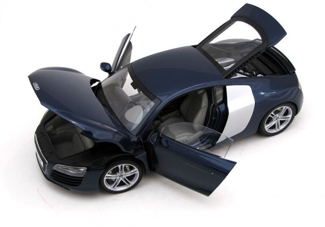 Az ajtók zsanérosan nyílnak, a csomagtérfedél és a gépháztető ódivatú mechanizmusát teleszkópokkal modernizálták