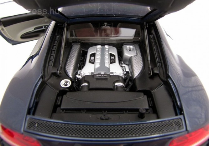 Ügyesen díszített műanyaglap a V8-as motor