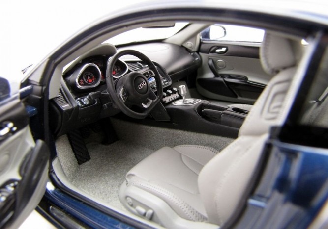 Egyértelműen vezetőorientált a kabin berendezése, az ülések anyaga és megformálása is példás