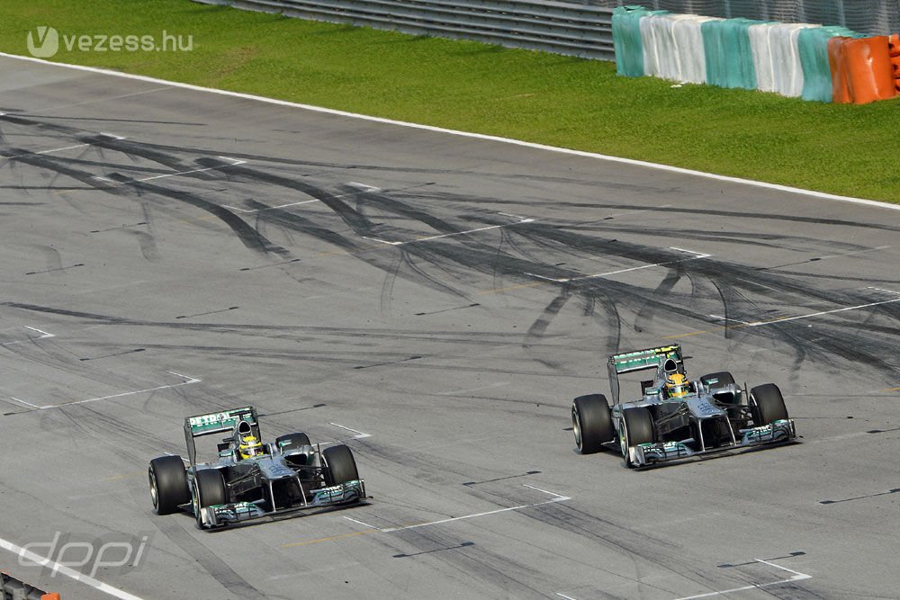 F1: Rosberg morog, Hamilton kidőlt 7