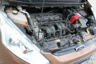 Az egyliteres turbós benzinmotor vagy az 1,6 literes PSA dízel ajánlható jó szívvel a Fordhoz