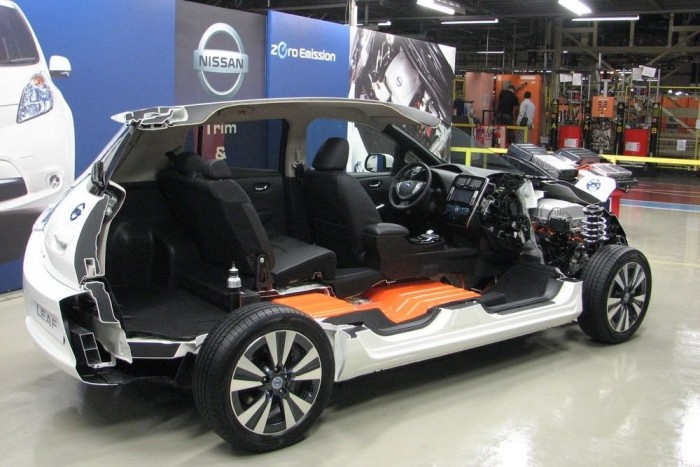 Az új Leaf csomagtere 30 literrel nagyobb, mert a töltőelektronika előre költözött