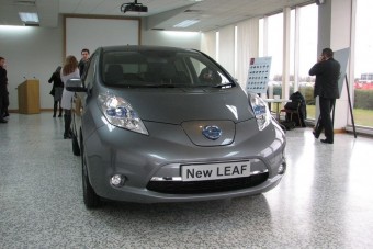 Elektromos autógyár-látogatás, miniszterelnökkel