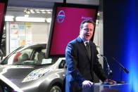 David Cameron mögött épp egy Leaf húz el a szerelőszalag végén, a minőség-ellenőrző soron