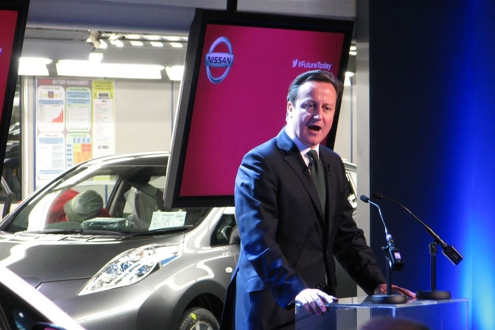 David Cameron mögött épp egy Leaf húz el a szerelőszalag végén, a minőség-ellenőrző soron