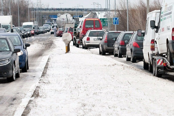 Egész télen kamionstop lesz jövőre 2 Az idei felkészületlenség után a ló túloldalára való áteséssel egyenlítik ki a hatóságok a közlekedési fennakadások statisztikáit.