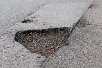 Egy kátyú miatt került börtönbe