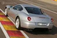 2. Ferrari 599 GTB Fiorano, 17,2 l/100 kilométer, 620 LE. A szénné hegyezett változatnál négy decivel takarékosabb a házi versenypályáról elnevezett 599 GTB. A Ferrari látványosan nem strapálja magát, hogy a szabványos méréshez okosítsa autóit. Legyünk őszinték: a légkört nem a maroknyi szupersportautó teszi tönkre, a világ viszont szomorú hely volna az 599 nélkül