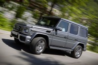 3. Mercedes-Benz G 65 AMG, 17,0 l/100 kilométer, 612 LE. Kedvencünket ezzel a motorral feltétlenül az első háromba vártuk. Kell mögé a benzinkút, de a G-osztály így is hatékonyság csúcsa: egyszerre kombi, luxusautó és terepjáró. A V12-as turbóval tízszer olyan erős, mint a gnóm smart, de csak négyszer annyit fogyaszt