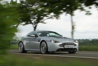 6. Aston Martin V12 Vantage, 16,4 l/100 kilométer, 517 LE. A legkisebb kupé a legnagyobb motorral klasszikus recept. Csak kicsit sokba kerül megmutatni magadat benne. Még ha nem adsz gázt és hozod a 24,3 literes városi értéket, akkor is 10 600 forint válna kipufogógázzá 100 kilométeren