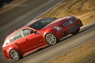 9. Cadillac CTS-V Wagon 6,2, 15,7 l/100 kilométer, 564 LE. A Corvette ZR-1 motorjával, mágnesezéssel állítható lengéscsillapításával, 380 milliméteres kerámia féktárcsákkal a CTS-V-t komolyan kell venni, amit a 7:59,32 perces nürburgringi köridő is jelez. Mire begyakorolod a 4,2 másodperces időt százig, elfogy jó pár hátsó gumi és a kéttárcsás kuplungból is kellhet néhány. Érdekes, hogy a ciklus alapján az automatába kevesebbet kell tankolni, átlaga 1,2 literrel jobb a manuális váltósénál