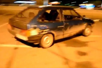 Falon koppant a Ladával vagánykodó