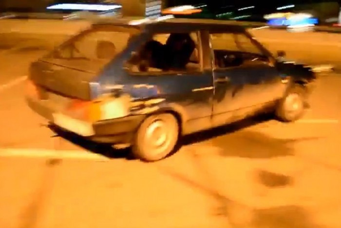 Falon koppant a Ladával vagánykodó