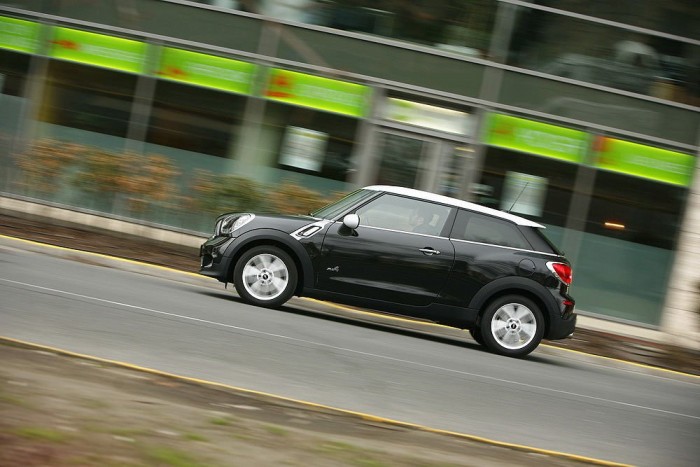 A Cooper S esetén nem lehet panasz a dinamikára, az All4 összkerékhajtás áldás volt a havas tavaszi napokon, vidám farcsóválással lódult előre a Paceman