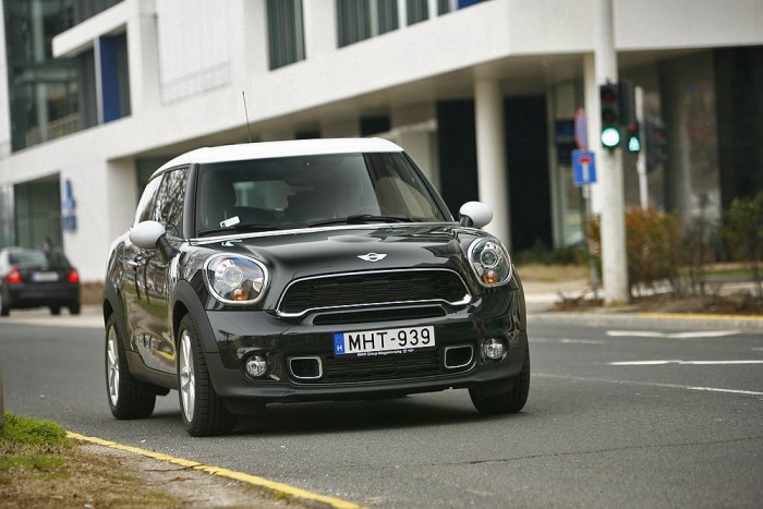 Markáns, meghatározó frontrésze könnyen felismerhető a forgalomban, igaz nem annyira velőtrázóan agresszív, mint az egy kategóriával magasabban található Range Rover Evoque