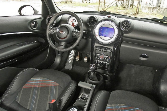 Ha a többi MINI-hez hasonlítjuk unalmas, ha a többi autóhoz, akkor fergeteges a belső
