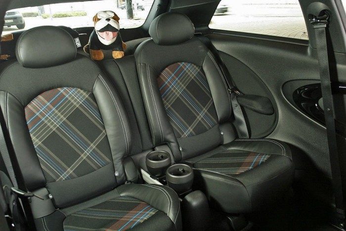 Hátul két személy és két XXL kóláspohár fér el tűrhető kényelemben