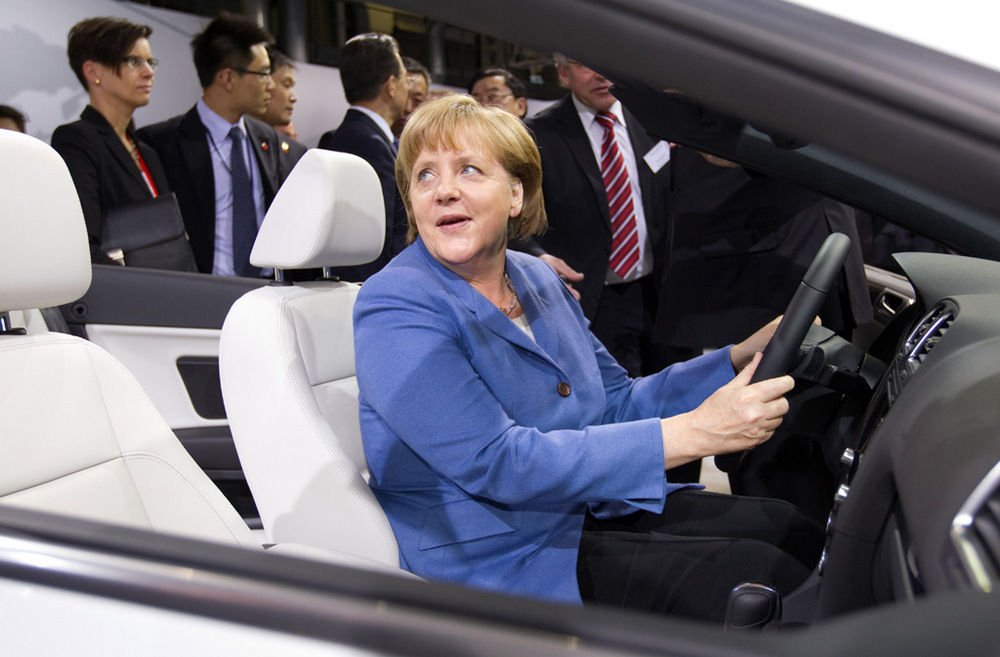 Angela Merkel kancellár és Ven Csia-pao kínai miniszterelnök látogatása a wolfsburgi VW-gyárban, pont egy éve