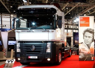 Retró Renault nyergesvontató