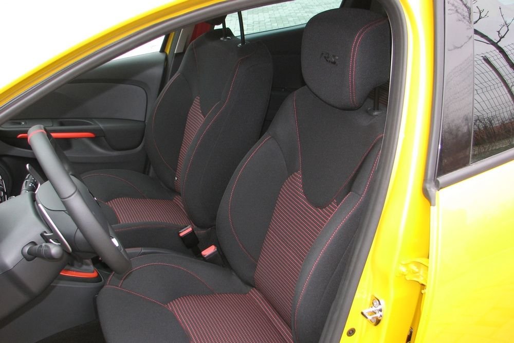 Fekete és piros adja meg az alaphangulatot a Clio RS kabinjában