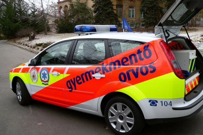 Süteményekkel mentik a mentőautót