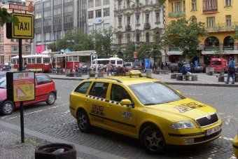 Megijedtek a taxis utasai, ellopták a taxit