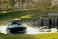 Füvön-vízen át siklik a légpárnás golfkocsi 6