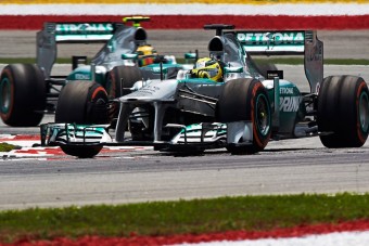 F1: Hamilton a gyárban sündörög