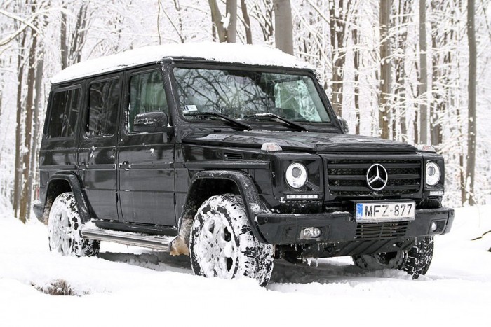 Bűvös kocka: Mercedes G 89 G-osztályból ritkábban látunk tesztautót, mint nyári Olimpiát, legutóbb éppen 6 évvel ezelőtt járt nálunk a típus egy képviselője. A mostani példány igazi tudathasadt darab, szögletes, kompromisszummentes terepjáró, hófehér bőrbelsővel, 4,1 millió forintos négyzetméterárral.