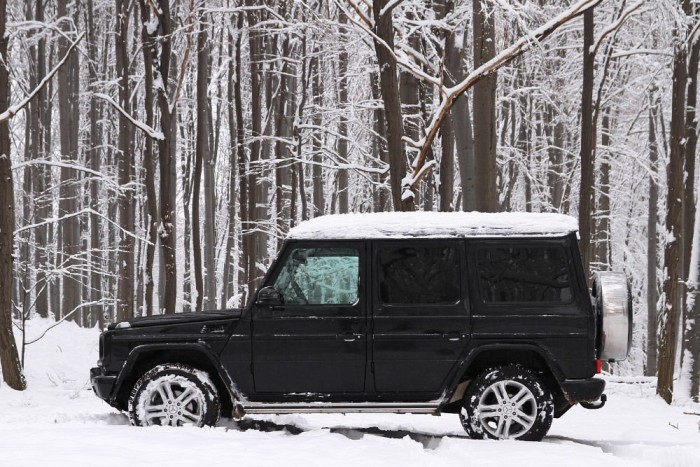 A nagy és nehéz ajtókkal nem szabad kesztyűs kézzel bánni. Durván be kell őket csapni.