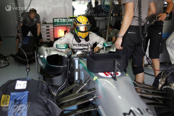 F1: Hamilton alszik az autóban az időmérőn