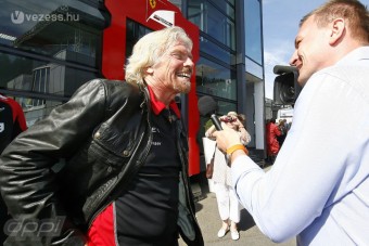 F1: Nőnek öltözik a volt csapattulajdonos