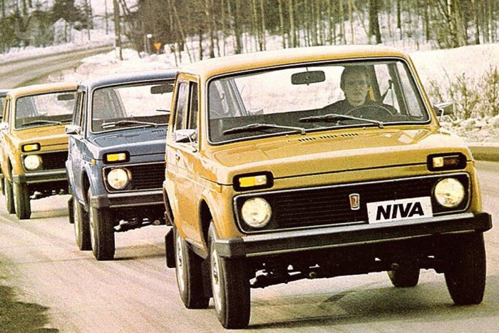 A Niva hátsó futóműve merev tengelyes, de önhordó karosszériájával, állandó négykerék-hajtásával és független első felfüggesztésével messze megelőzte korát
