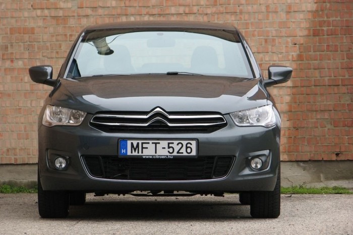 Egyszerű, tágas, könnyű, olcsón gyártott, olcsón kínált négyajtós modell, főként a keleti piacok számára a Citroentől: ez a C-Elysée