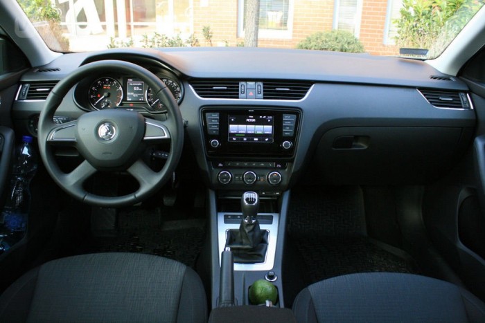 Komor és lehangoló a sötétszürke műszerfal. Az ergonómia viszont kifogástalan