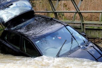 Elsodorta autójukat az árvíz