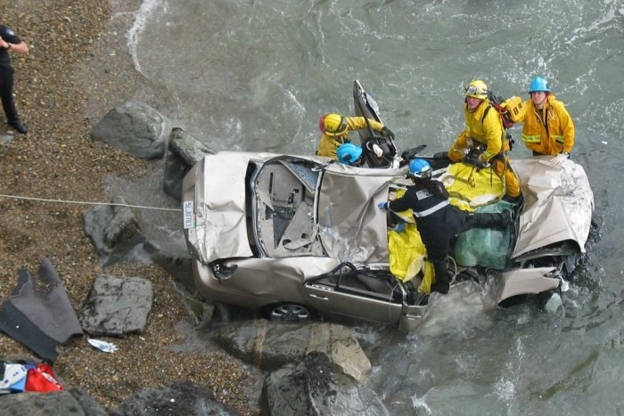 3,6 milliárdot fizet a Toyota 4 | Vezess A szikla peremén parkoló Camry magától előrelendült, és 25 métert zuhant Kaliforniában. Az utas szörnyethalt.