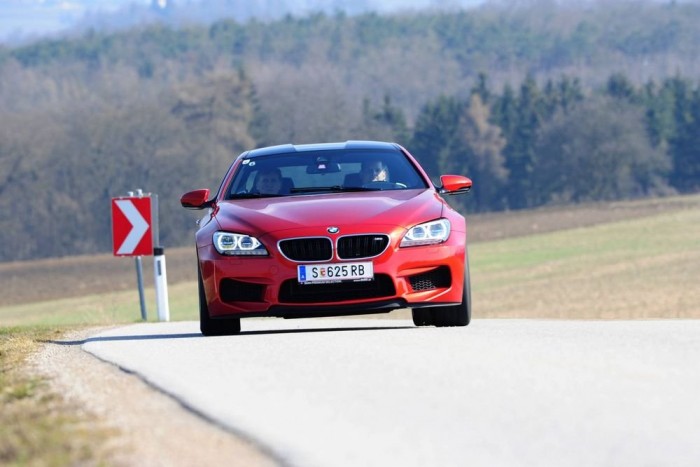 Kipróbáltuk a legerősebb BMW-ket 48 A 0-200 km/órás mutatványhoz 12,6 másodperc kell. Alapesetben 250 km/óránál letilt az elektronika mindkét változatban, de az M vezetői csomag megrendelésével 305 km/óráig hajthatók.