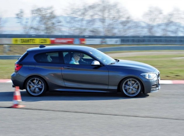 Az M135i hiába nem teljes jogú családtag, egyáltalán nem lógott ki a sorból 320 lóerejével