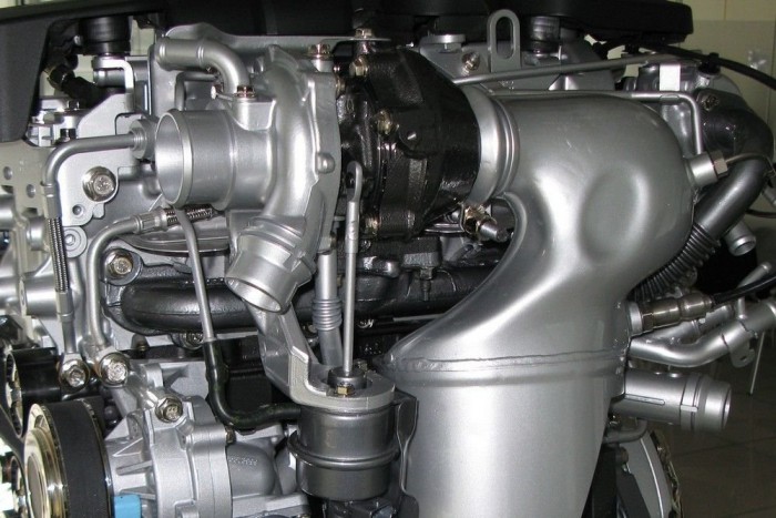 Minden titok az új magyar motorról 5 Borg Warner gyártmányú a változó geometriájú turbófeltöltő (jól látszik a lapátozást állító szelence és rudazat), amely az egész motorhoz hasonlóan szintén Magyarországon készül
