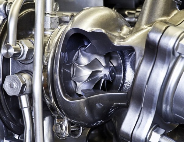 Minden titok az új magyar motorról 13 Honeywell gyártmányú a megkerülőszelepes, szimpla megfúvású (vagyis nem Twin Scroll) turbófeltöltő, amit más-más méretben építenek be a kis és a nagy teljesítményű kivitelbe. A turbina átmérője csak 41 mm (kis tehetetlenség, vagyis gyors felpörgési hajlam), a tengely csúszócsapágyakban fut, a start-stop rendszerrel való együttműködési képességet intenzív kenés és külön hűtés (lásd csövek) támogatják