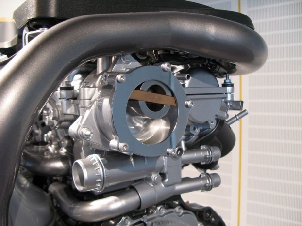 Minden titok az új magyar motorról 15 Turbómotor nem szív (a szívócsőben mindig túlnyomás van), ezért vákum-szivattyúval kell előállítani a fékrásegítő működéséhez szükséges depressziót benzinmotoroknál is. Az új turbó-benzines motor is megkapott egy-két, a dízelnél megismert megoldást, mint a kétfokozatú olajszivattyú, vagy a ki- és bekapcsolható dugattyúhűtő olajfúvóka. A kis és a nagy teljesítményű motor más-más dugattyút kap, ezzel oldják meg az eltérő kompresszióviszonyt (a kis teljesítményű motoré 10,5, a nagyé - a nagyobb arányú feltöltés miatt 9,5)