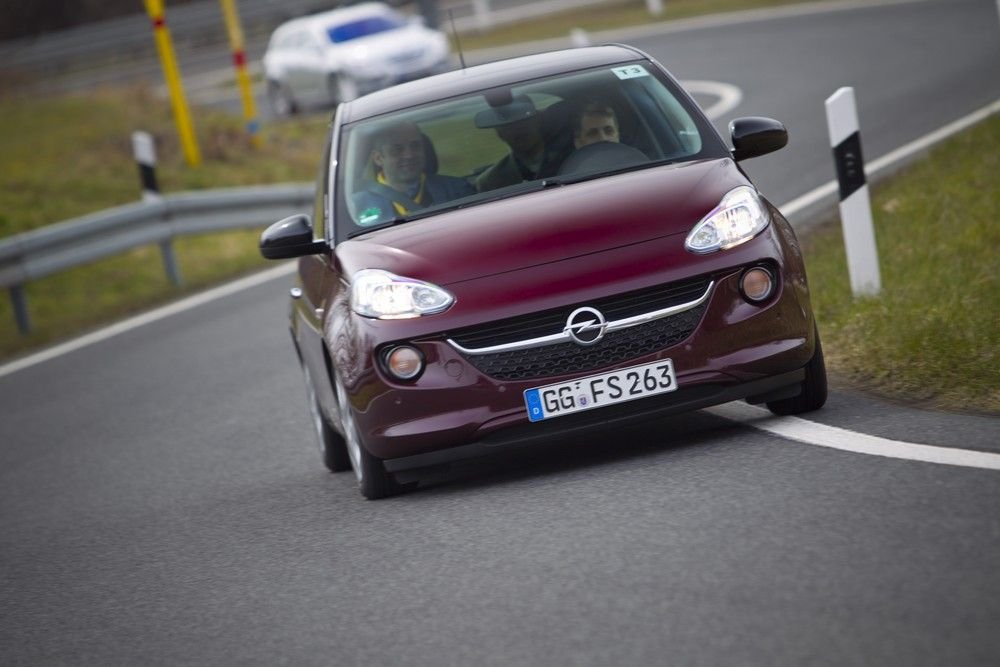 Az Opel legújabb üdvöskéje a mini Adam, ebben próbálhattuk ki a még fejlesztés alatt álló ötfokozatú, robotizált (vagy, ha úgy tetszik automatizált) sebességváltót. Az ilyen jellegű szerkezetek között kimondottan jónak érződött: finoman és gyorsan váltogatott, még nagyobb gázadásnál sem késztette bólogatásra az utasokat, és egyedül az ötödikből másodikba visszaváltás tartott észrevehetően hosszú ideig. Kézzel (a kar mozgatásával) is gyorsan lehetett zongorázni a fokozatok között, kár, hogy a sport és a téli program még nem volt bekötve, így azt nem próbálhattuk