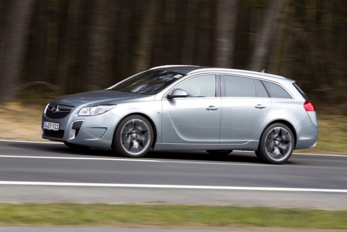 Minden titok az új magyar motorról 20 Opel Insignia, amibe biztosan beépíti majd az Opel az új nyolcfokozatú automatáját. A rövid próbaút alapján ez is megfelel a mai elvárásoknak. Puhán kapcsolgat, a kick-downra villámgyorsan visszakapcsol (egyes fokozatpárosításokban valószínűleg még a duplakuplungos váltóknál is gyorsabban)