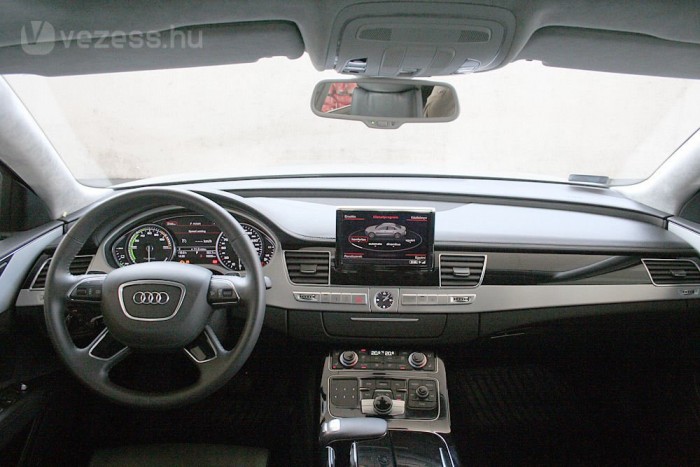 Két tabut is elgázolt a hibrid Audi A8 6 Irgalmatlan széles műszerfa, négyküllős kormány, tengernyi gomb: a mai német luxuslimuzinok utánozhatatlan eleganciával berendezett első traktusa