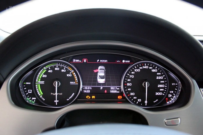 Két tabut is elgázolt a hibrid Audi A8 5 A logotípia, a színek a hibrid műszeregységében valahogy nem érnek fel az A8 eleganciájához. A középső LCD-panel képe ellenben nagyon éles, a grafika pazar